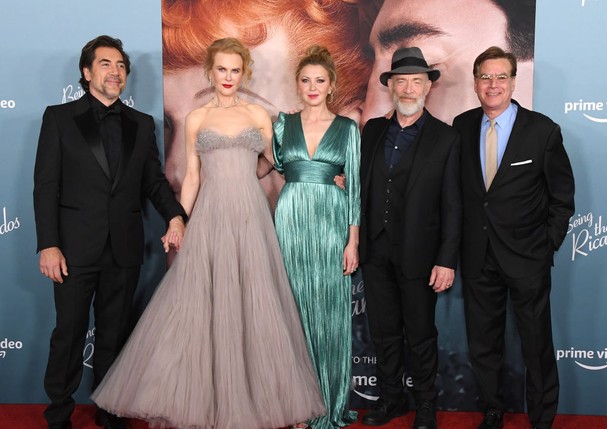 LOS ANGELES, CALIFORNIA - DECEMBER 06: Javier Bardem, Nicole Kidman, J.K. Simmons, Nina Arianda and Aaron Sorkin arrives at the Los Angeles Premiere Of Amazon Studios' "Being The Ricardos" at Academy Museum of Motion Pictures on December 06, 2021 in Los A (Foto: FilmMagic)