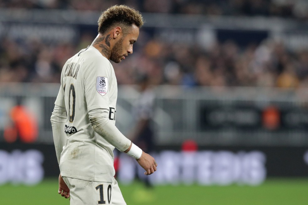 Neymar deixou o jogo com o Bordeaux sentindo a coxa direita — Foto: ROMAIN PERROCHEAU / AFP