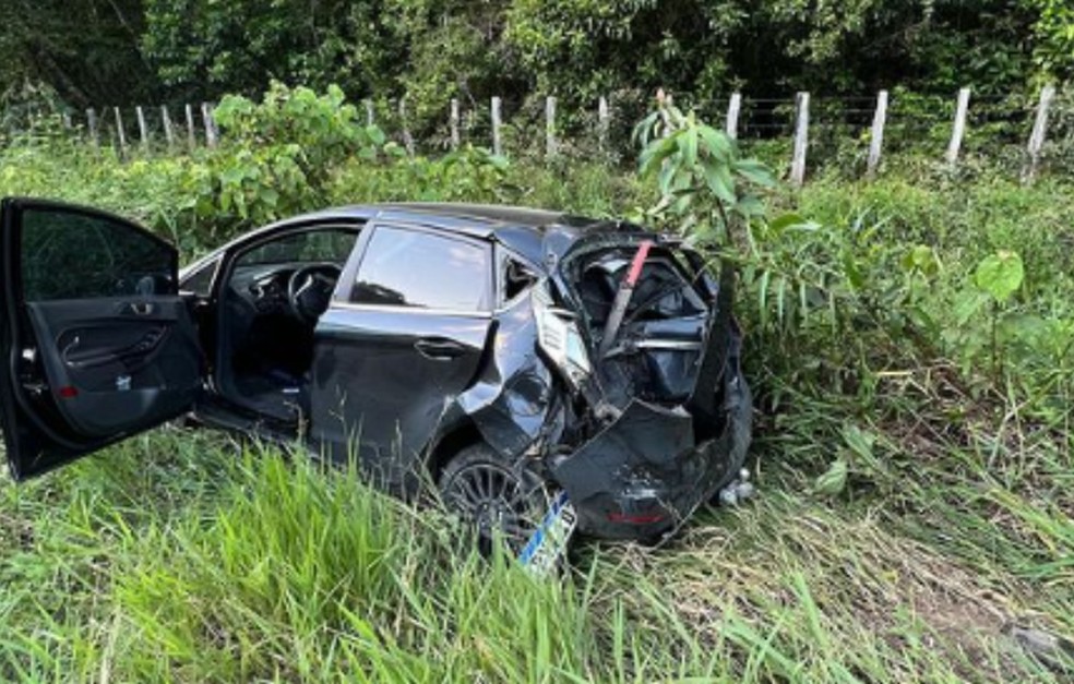 Carro ficou destruído após colisão — Foto: Redes sociais