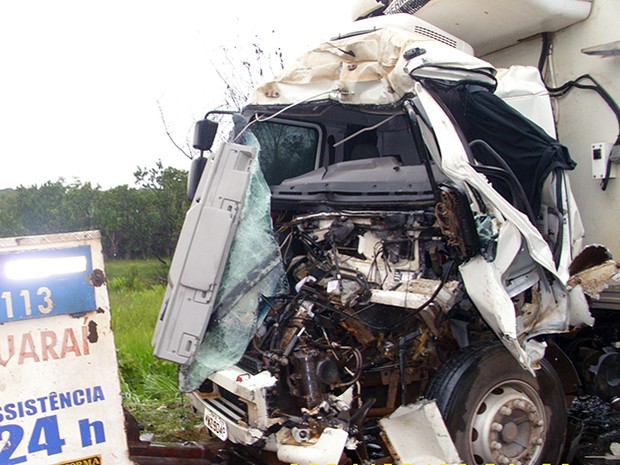 Cabine do caminhão que provou o acidente em Guaraí ficou destruída (Foto: Divulgação/PRF-TO)