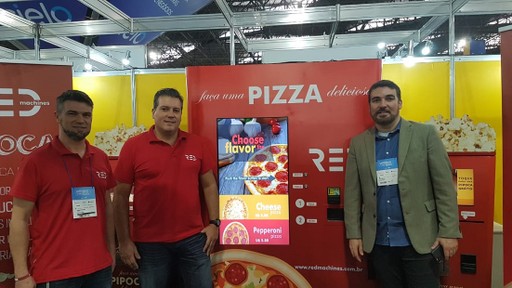 Em outubro, conhecemos a Red Machine, na Feira do Empreendedor do Sebrae, em São Paulo. É uma vending machine que prepara uma pizza em até dois minutos e meio e pode ser instalada em shopping centers e espaços com grande circulação de pessoas.