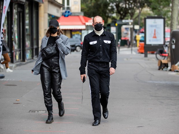 PARIS, FRANCE - SEPTEMBER 30: Guests seen outside GAUCHERE during Paris Fashion Week - Womenswear Spring Summer 2021 : Day Three seen on September 30, 2020 in Paris, France. (Photo by Christian Vierig/Getty Images) (Foto: Getty Images)