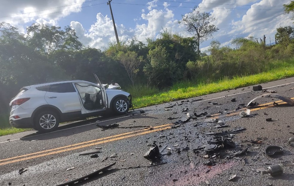 Batida entre caminhão e carro deixa um ferido em rodovia de Oscar Bressane — Foto: Ewerton Silva/Arquivo pessoal