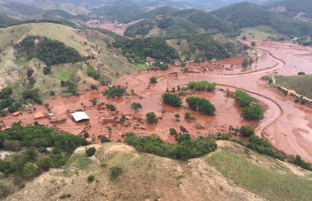 Vista aérea da região de Mariana (MG), após rompimento de barragem da mineradora Samarco, que despejou lama com rejeitos de mineração na cidade (Foto: Divulgação/Corpo de Bombeiros de MG)
