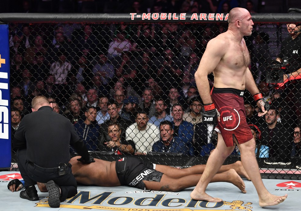 Alexey Oleinik venceu Maurice Greene por finalização aos 4m38s do R2 — Foto: Getty Images