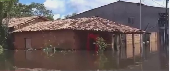 Rio sobe 6 metros e população usa canoas para transitar em ruas alagadas de Marabá, no PA; enchente já atinge 2,5 mil famílias