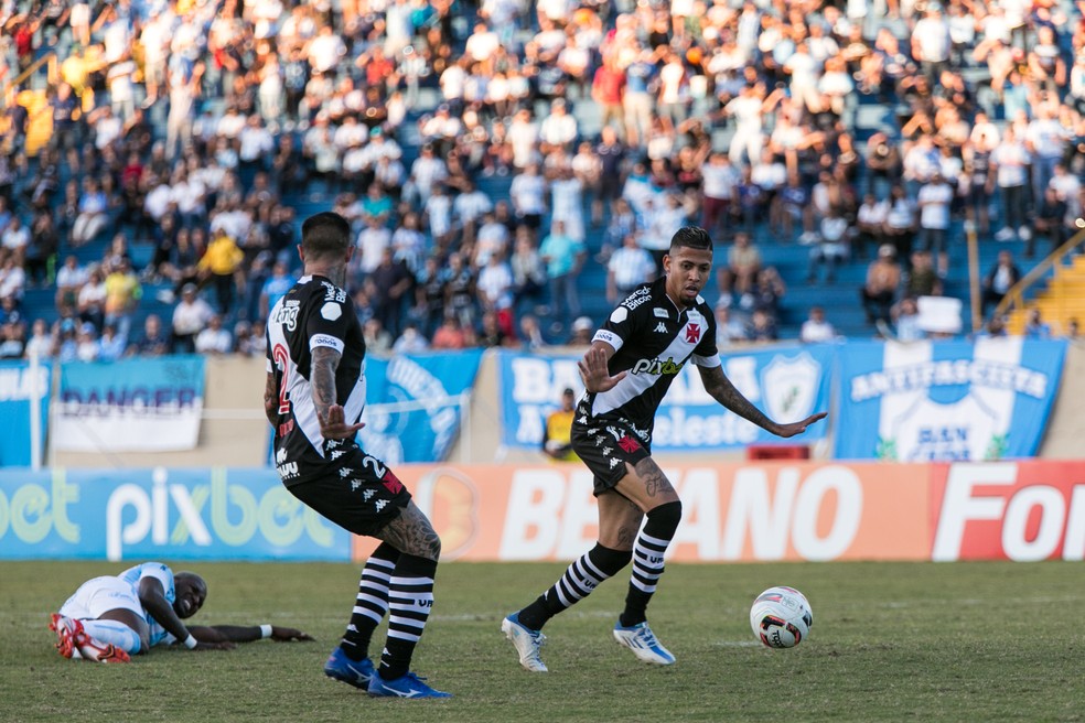 Weverton, do Vasco, em ação na partida contra o Londrina — Foto: Ricardo Chicarelli/AGIF