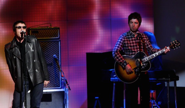 Os irmãos Noel Gallagher e Liam Gallagher na época em que o Oasis ainda estava na ativa (Foto: Getty Images)