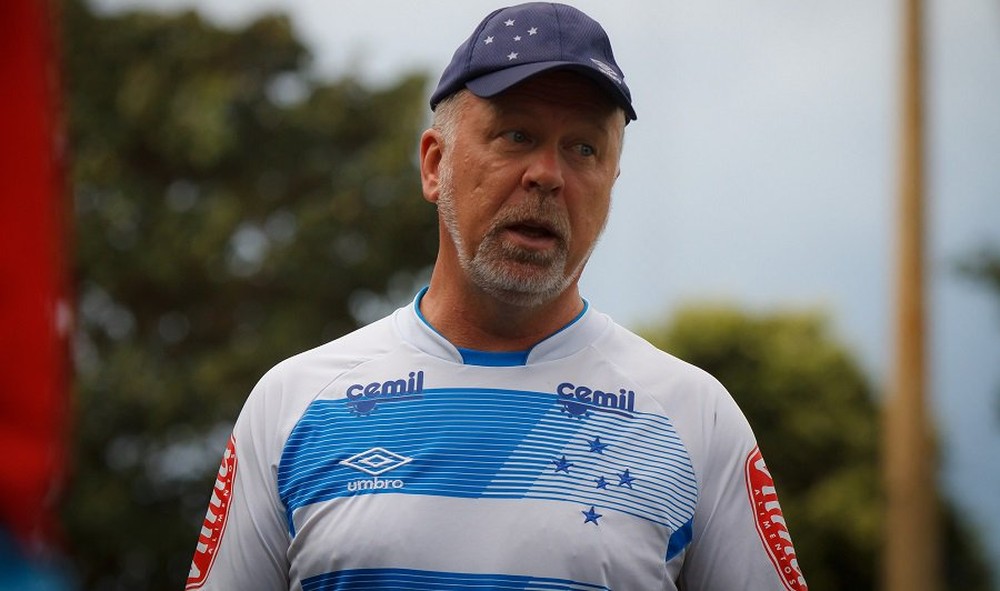 Mano já analisa possíveis substitutos de Fábio e Ariel Cabral