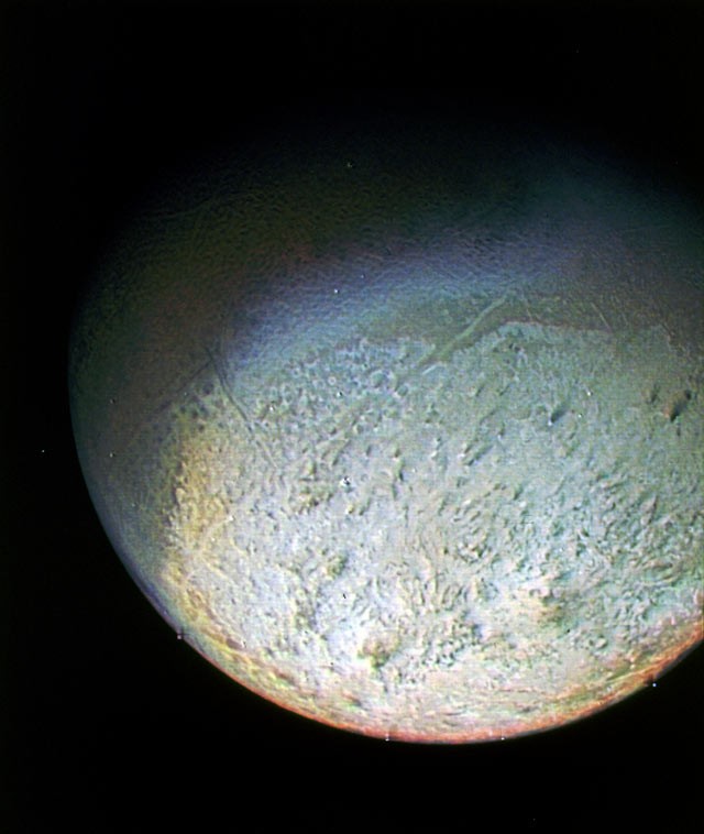 Hemisfério sul da maior lua de Netuno, Triton (Foto: Divulgação/Nasa)
