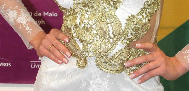 MAria Melilo com aliança de noivado (Foto: Thiago Duran/AgNews)