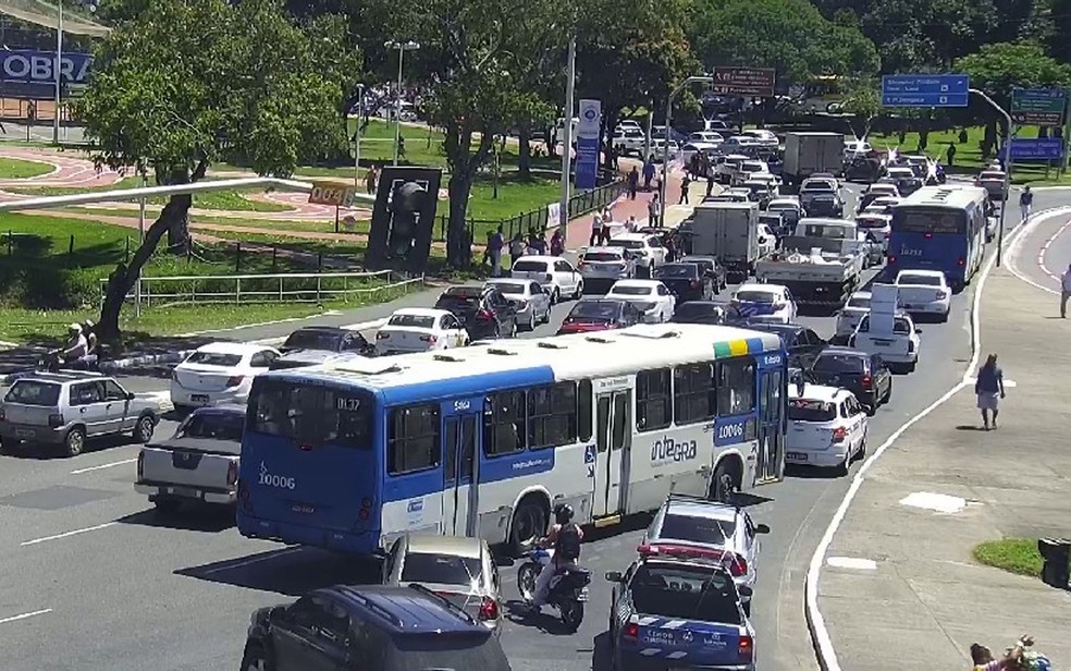 Protesto bloqueia tráfego nos Barris, região de acesso à Estação da Lapa, em Salvador (Foto: SSP-BA)