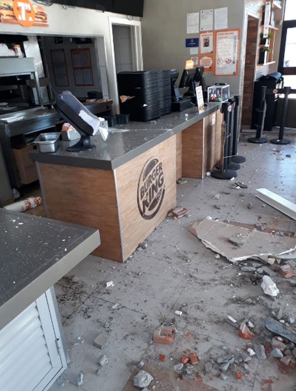 Estragos no interior do Burger King em Sumaré — Foto: Johnny Inselsperger/EPTV