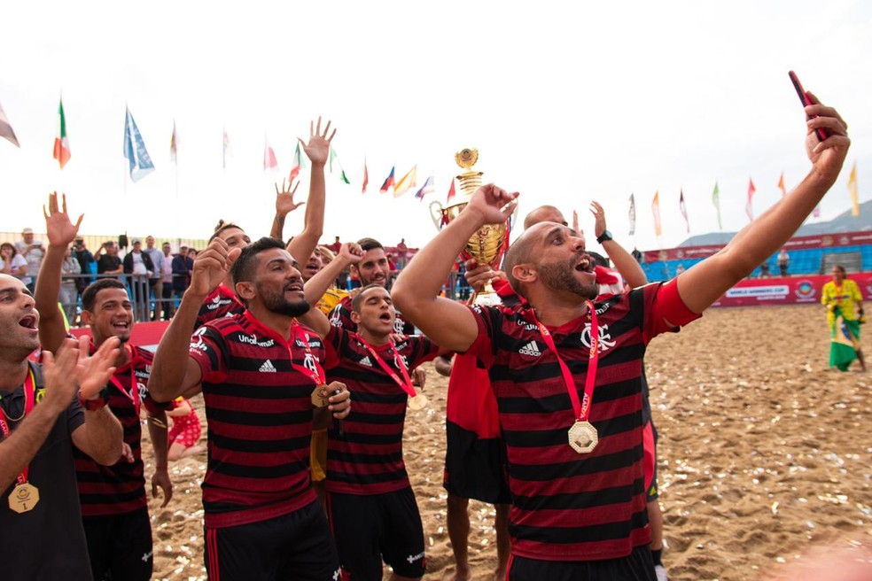 Gil na comemoração de um dos títulos do Flamengo — Foto: Divulgação/Flamengo Beach Soccer