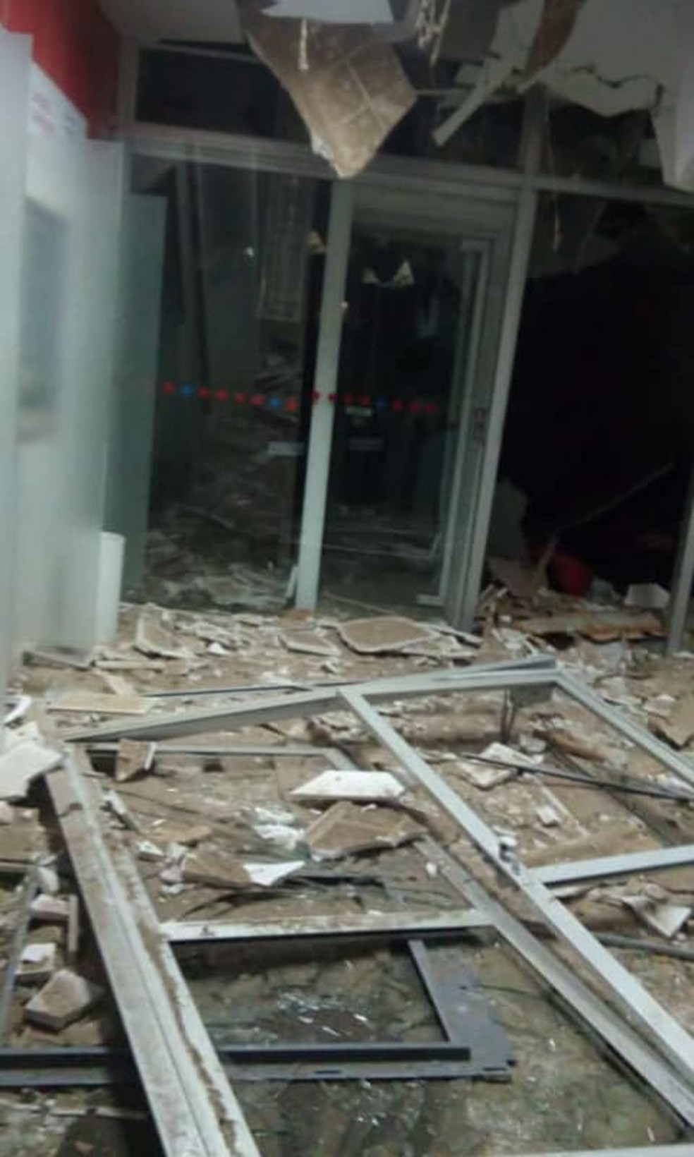 A agÃªncia ficou totalmente destruÃ­da â€” Foto: ReproduÃ§Ã£o/SVM