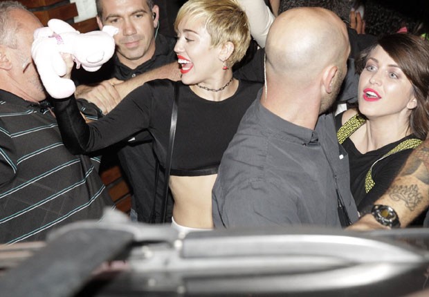 Miley ganha bichinho de pelúcia de fã em porta do restaurante (Foto: Marcello Sá Barretto, André Freitas, Gabriel Reis e Delson Silva/AgNews)