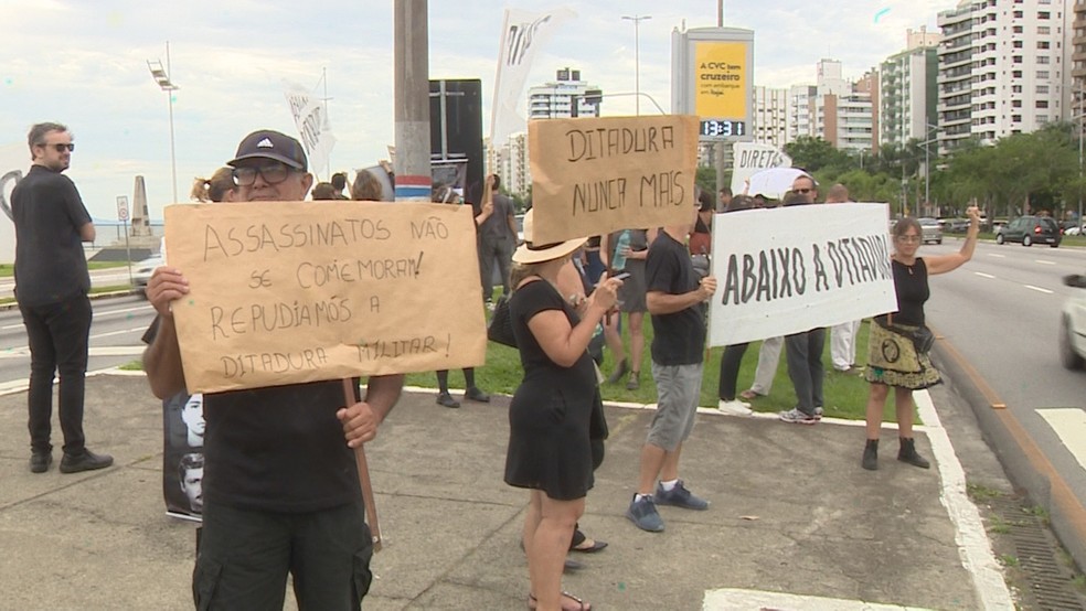 Florianópolis tem manifestação contra a ditadura militar neste domingo (31) — Foto: Reprodução/NSC TV