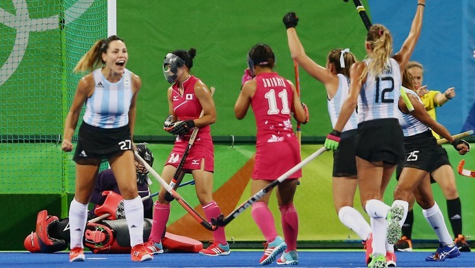 Kokraklar sutyendan chiqib ketadi