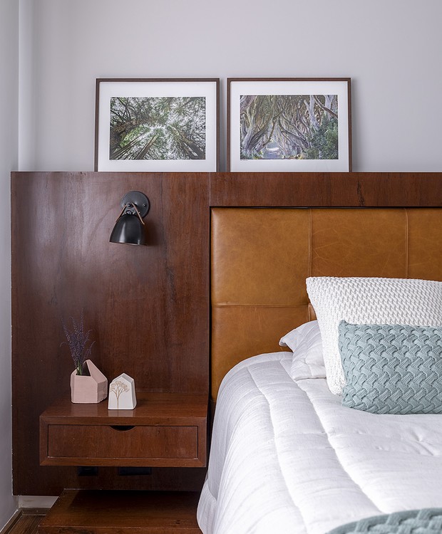 Com pegada clean, o quarto do casal tem painel de madeira combinado à cabeceira de couro (Foto: Rafael Renzo/Divulgação)