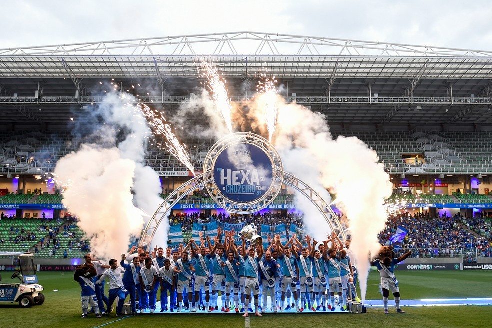 Jogadores do Cruzeiro celebram t&iacute;tulo da Copa do Brasil no Independ&ecirc;ncia &mdash; Foto: Fl&aacute;vio Florido
