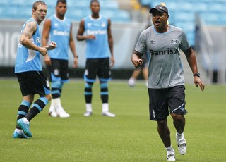 Roger recua Maicon e escala Pedro Rocha como titular contra o Aimoré