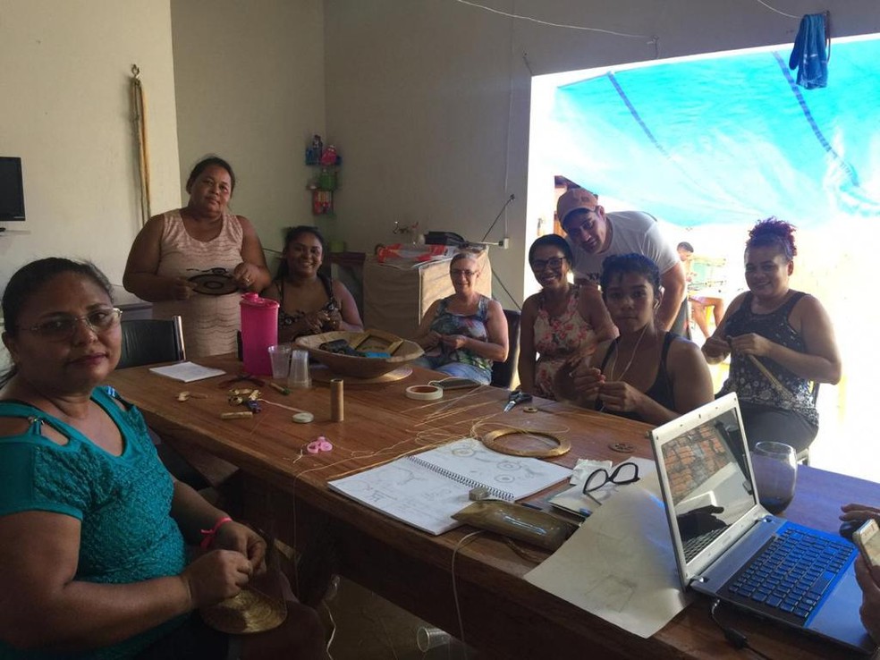 Artesãos que trabalham com o capim dourado em Dianópolis — Foto: Divulgação