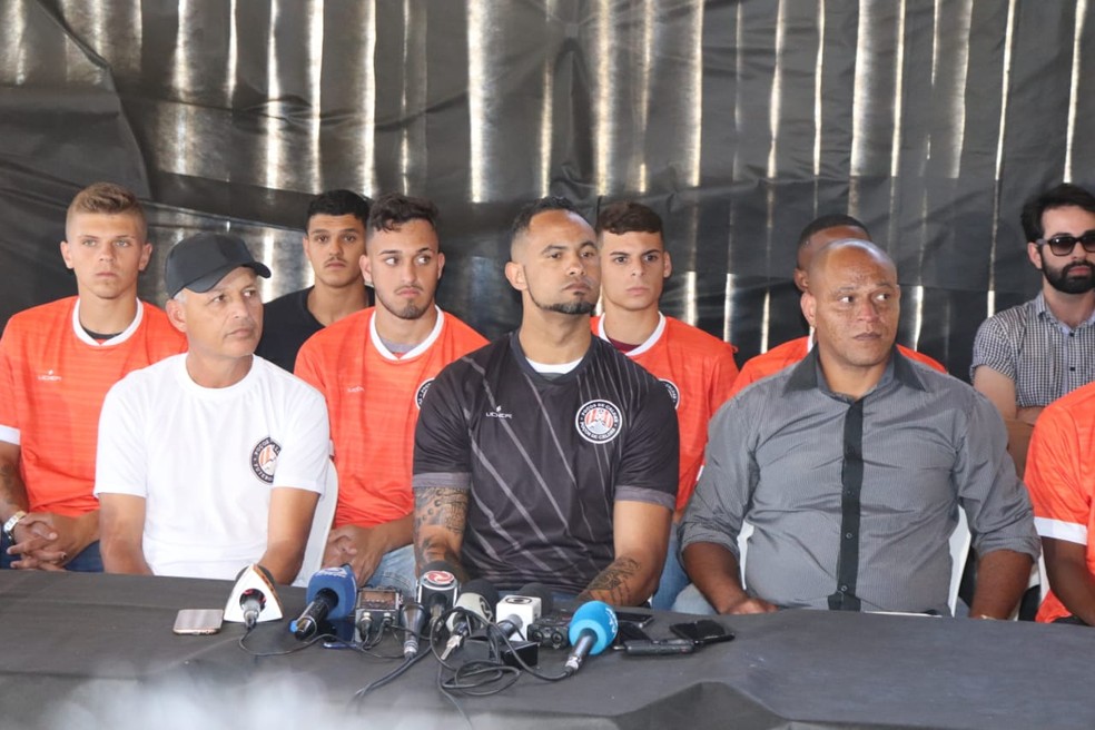 Goleiro Bruno Fernandes foi apresentado em Poços de Caldas (MG) — Foto: João Daniel Alves/EPTV