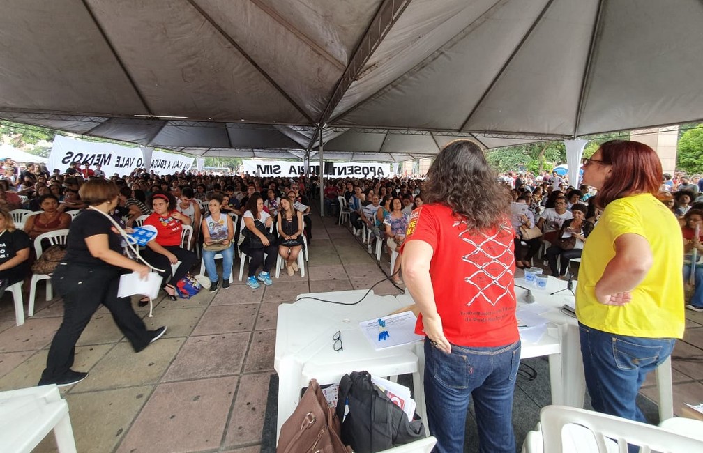 Professores fazem assembleia na PraÃ§a da EstaÃ§Ã£o, em Belo Horizonte, em protesto contra corte de verbas do MEC no ensino superior â Foto: AntÃ´nio Salaverry/Arquivo pessoal