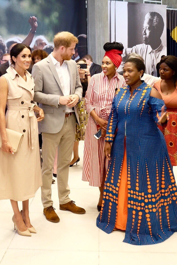Meghan Markle e Príncipe Harry visitam expo de Mandela, em Londres (Foto: Reprodução/Instagram)