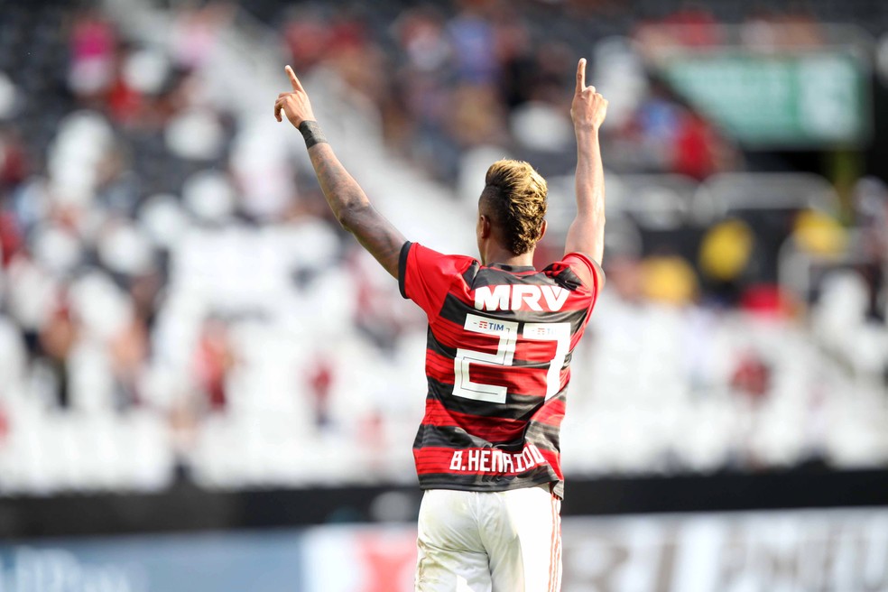 Bruno Henrique comemora um dos gols no clássico — Foto: Andre Durão
