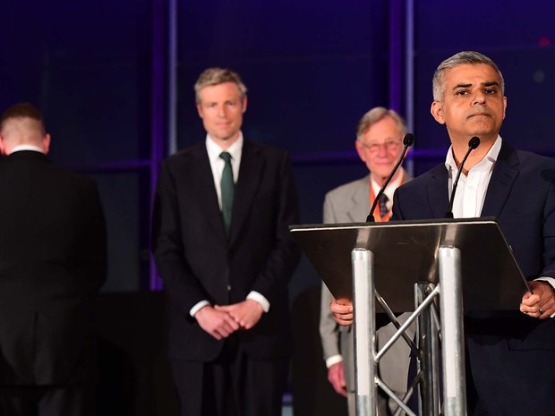 Candidato Paul Golding do partido de direita Britain First vira as costas durante discurso de vitória de Sadiq Khan, eleito novo prefeito de Londres nesta sexta-feira (6) (Foto: LEON NEAL / AFP)