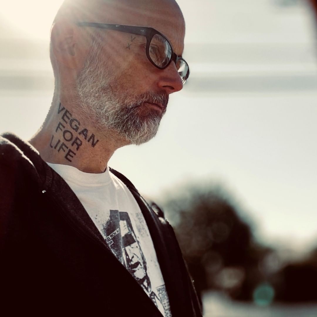 Moby faz tatuagem gigante para celebrar "aniversário de vegano" Quem