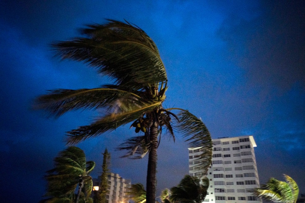 Ventos fortes foram provocados pelo furacão Dorian em Freeport, Grand Bahama, Bahamas, no domingo (1º)   — Foto: Ramón Espinosa/AP