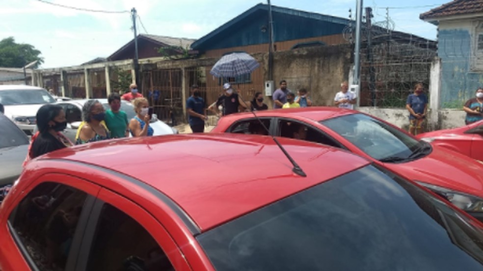 Moradores fizeram cortejo pelas ruas do bairro da Base — Foto: Arquivo pessoal