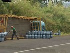 Caminhão carregado com botijões de gás de cozinha tomba em São Pedro