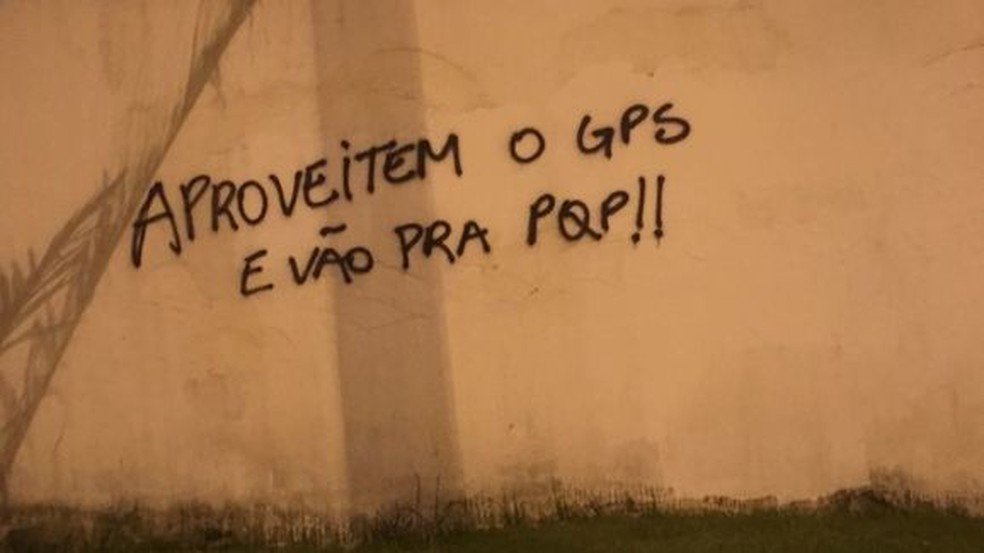 Ninho do Urubu pichado (Foto: ReproduÃ§Ã£o / Twitter)