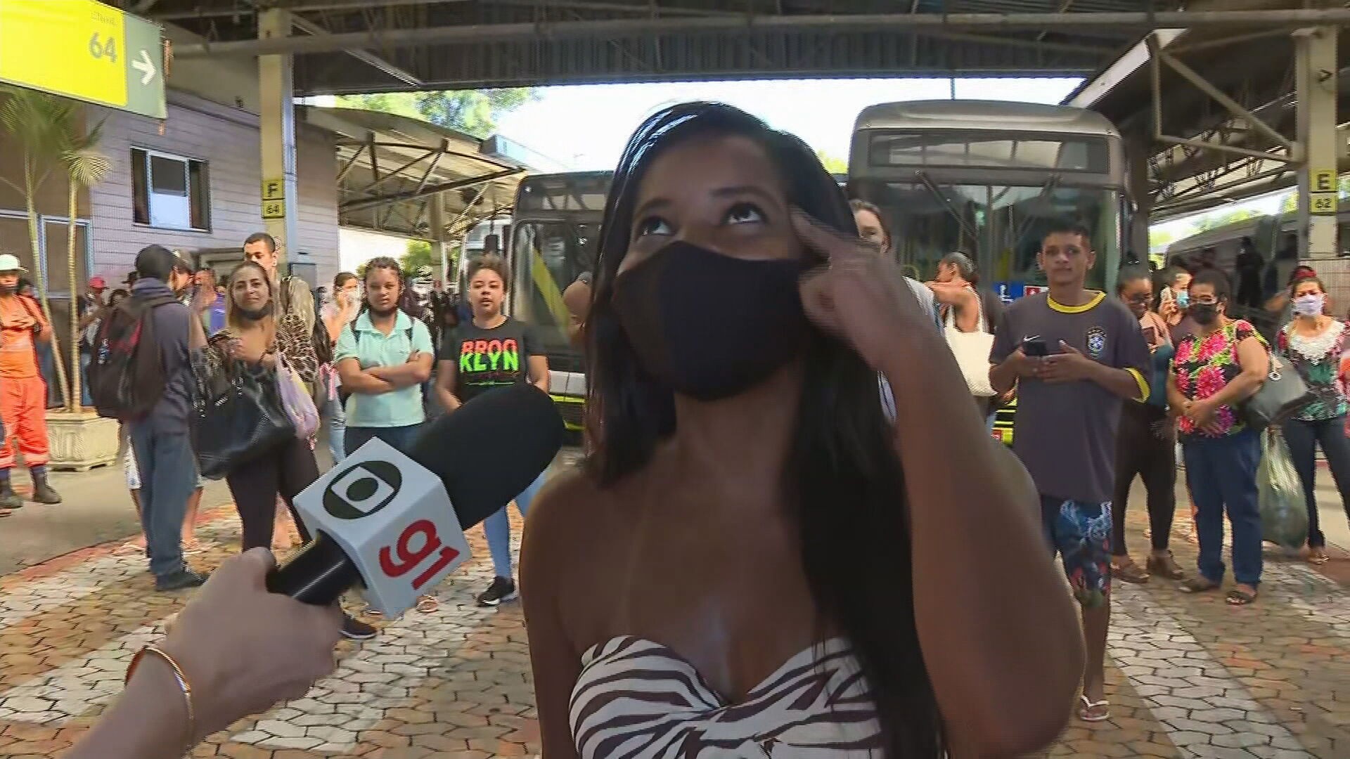 'Eu estou toda suada. Deus é mais', diz passageira Leila ao 'correr' para dar entrevista ao Bom Dia Minas
