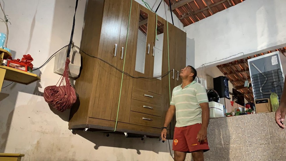 O morador precisou pendurar o guarda-roupa para não perder o móvel durante as chuvas. — Foto: João Pedro Ribeiro/TV Verdes Mares