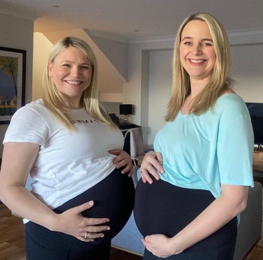 Casal de mulheres engravidou ao mesmo tempo, e bebês nasceram com apenas 4 dias de diferença (Foto: Reprodução/Instagram/Suzie & Laura Francis-Mathers)