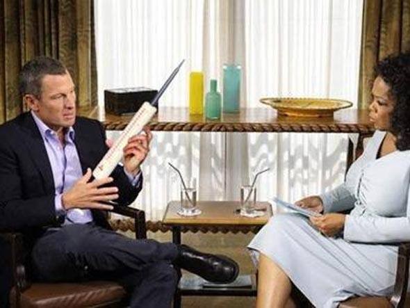 Lance Armstrong segura injeção durante a entrevista em montagem que está rodando a internet (Foto: Reprodução)