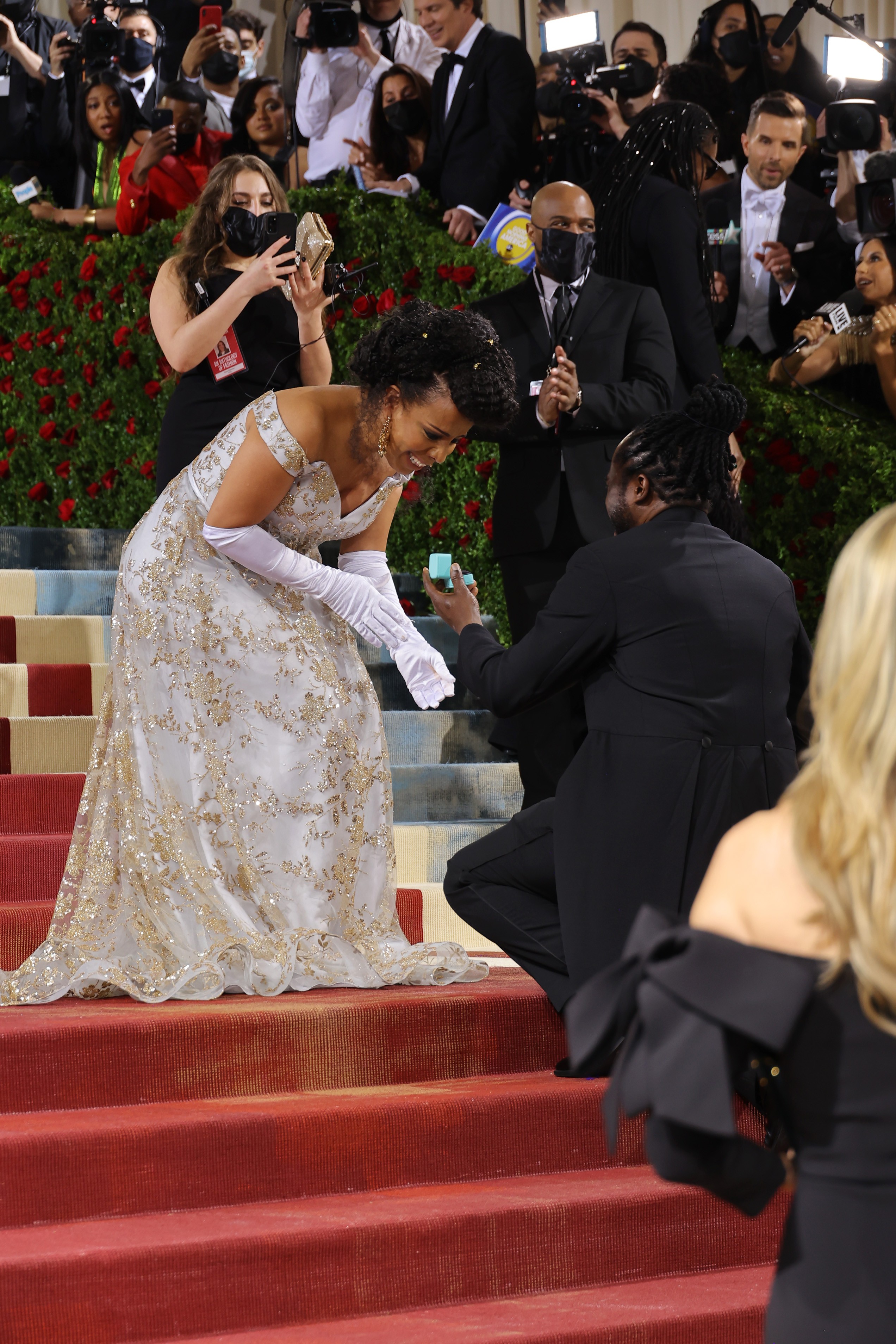 NEW YORK, NEW YORK - MAY 02: Laurie Cumbo gets proposed to on the red carpet at The 2022 Met Gala Celebrating "In America: An Anthology of Fashion" at The Metropolitan Museum of Art on May 02, 2022 in New York City. (Photo by Mike Coppola/Getty Images) (Foto: Getty Images)