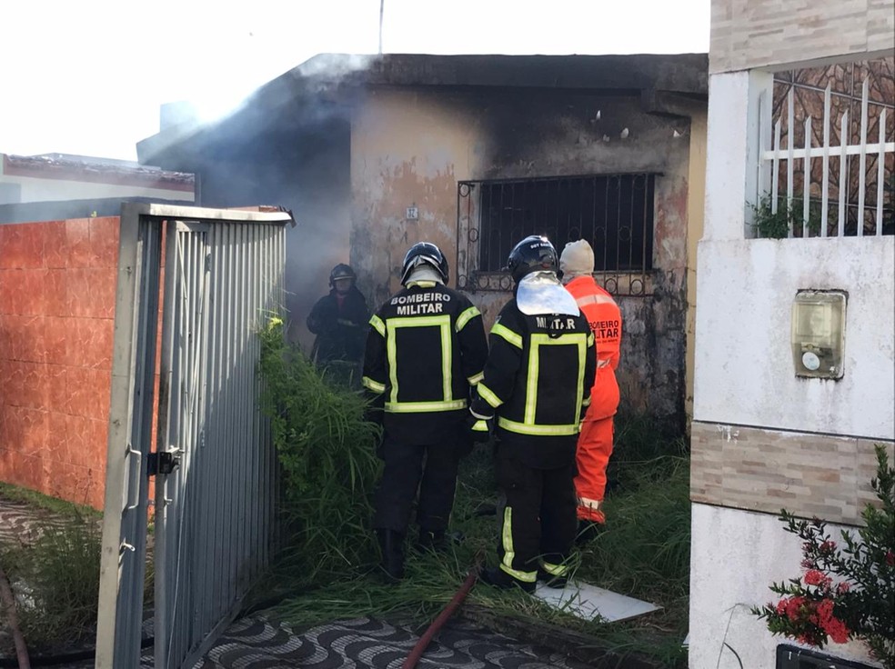 Casa no bairro Mirassol pegou fogo na tarde desta quarta-feira (2) — Foto: Geraldo Jerônimo/Inter TV Cabugi
