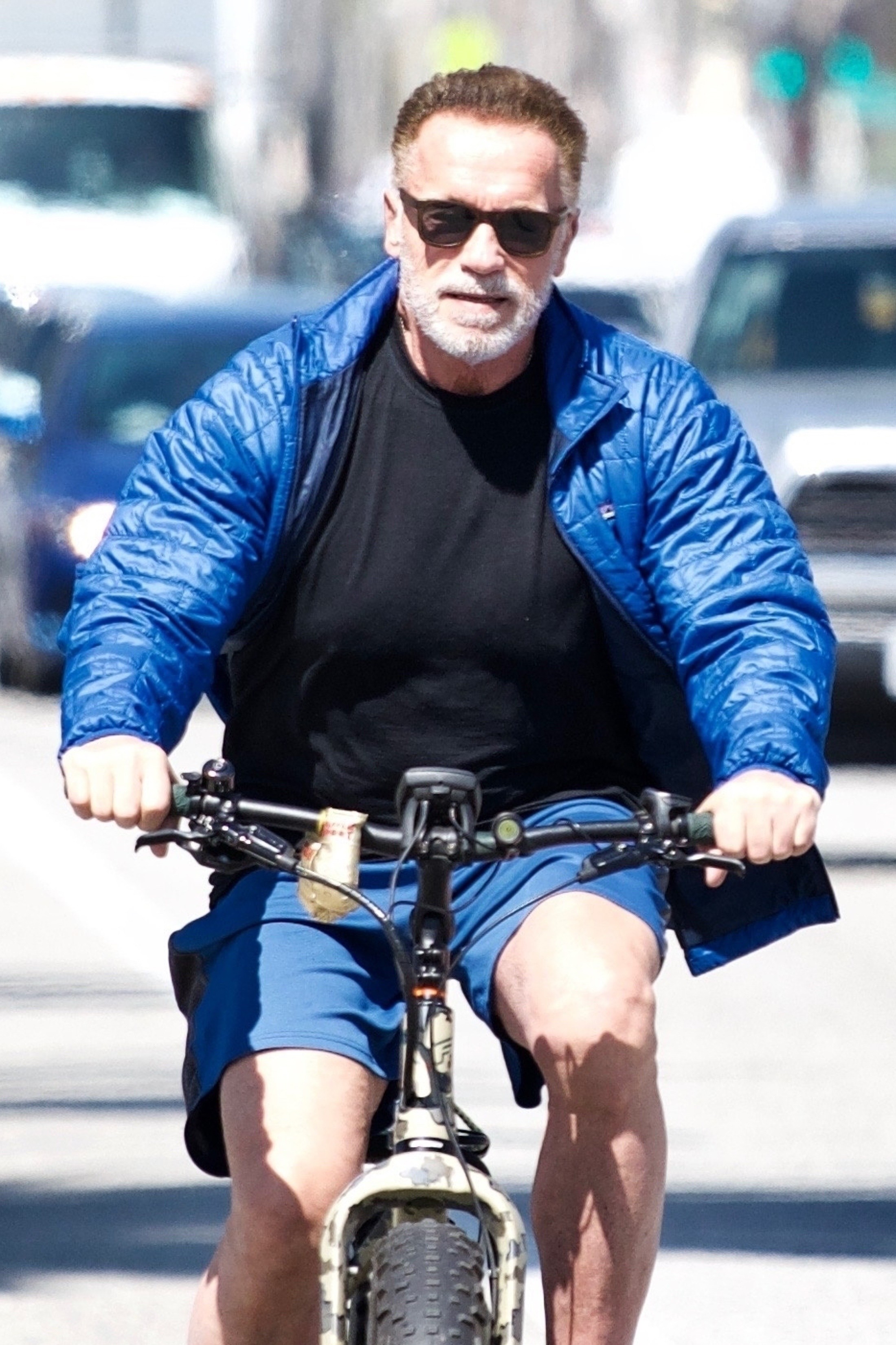 Venice, CA  - Arnold Schwarzenegger is getting a head start to his gym session as the ex-Governor of California bikes to the gym alongside a friend. Arnold nonchalantly bikes through Los Angeles while maintaining a conversation with his gym buddy.Pict (Foto: GAL / BACKGRID)