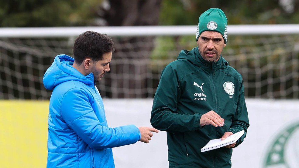 Abel Ferreira conversa com Tiago Costa, analista de desempenho, durante treino do Palmeiras — Foto: Cesar Greco