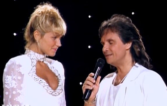Xuxa cantou 'Estrela-Guia' com Roberto Carlos num especial da Globo, em 1990 — Foto: Reprodução