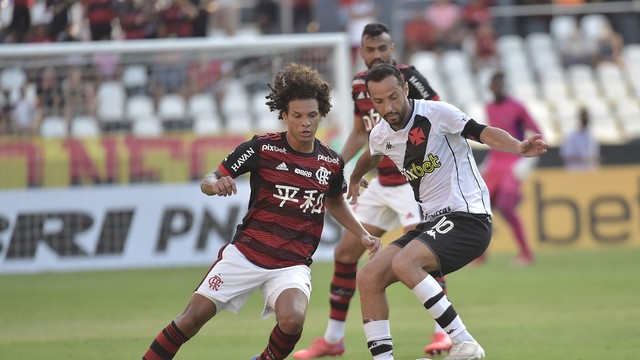 Arão e Nenê disputam a bola no meio de campo
