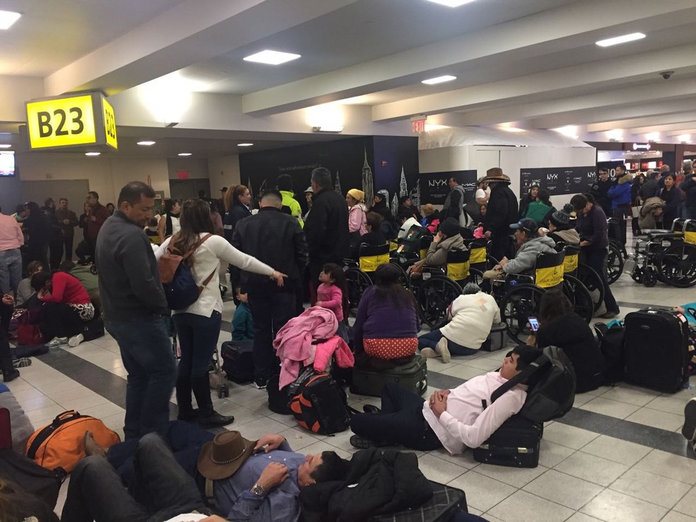 Passageiros aguardam voo atrasado no aeroporto JFK, em Nova York, neste sábado (6) (Foto: Monica Portella/Arquivo Pessoal)