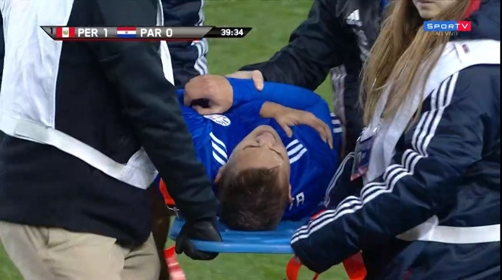 Piris da Motta no momento em que sai de maca ap&oacute;s a les&atilde;o &mdash; Foto: Reprodu&ccedil;&atilde;o/SporTV