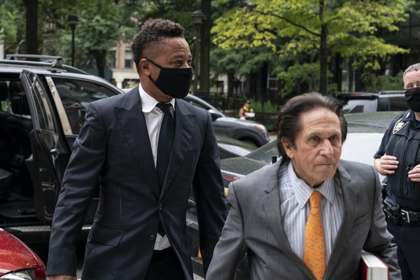 O ator Cuba Gooding Jr. acompanhado de seu advogado na chegada dos dois à corte de Nova York na qual ele é julgado (Foto: Getty Images)