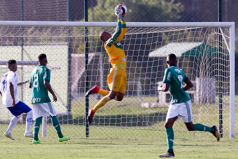 Após superar problema cardíaco, goleiro do Palmeiras vibra com disputa da Copinha